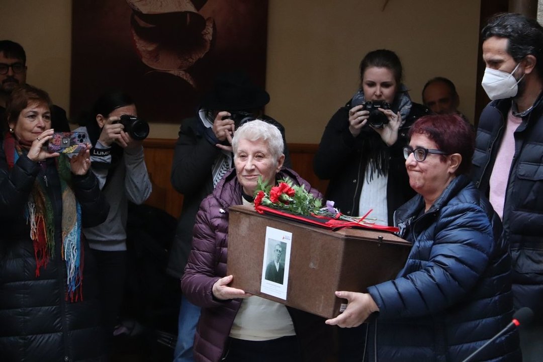 Entrega de restos a familiares de represaliados del franquismo en el CC Ciega de Manzanares (41)