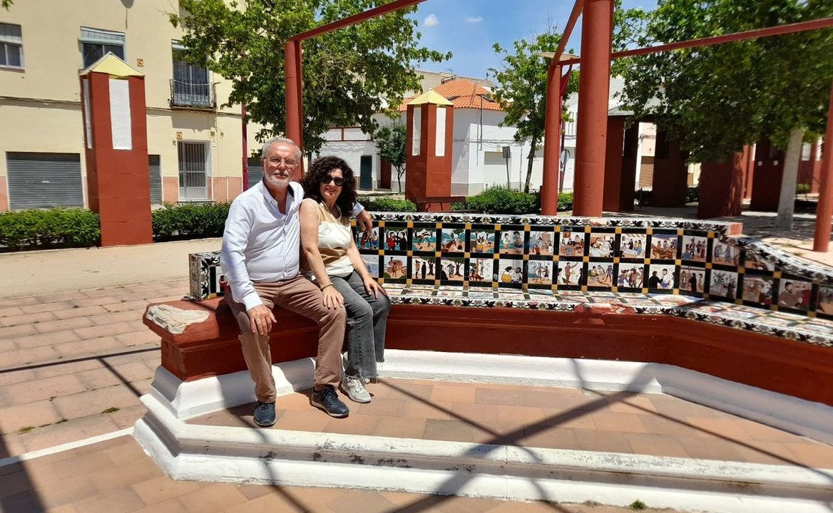 Javier Vázquez Cuesta y su mujer Juana Mari, vinieron desde Pilas (Sevilla) a conocer la Mancha 
de don Quijote y Sancho Panza. En Alcázar de San Juan visitaron -entre otros recursos turísticos- los azulejos quijotescos del parque Cervantes