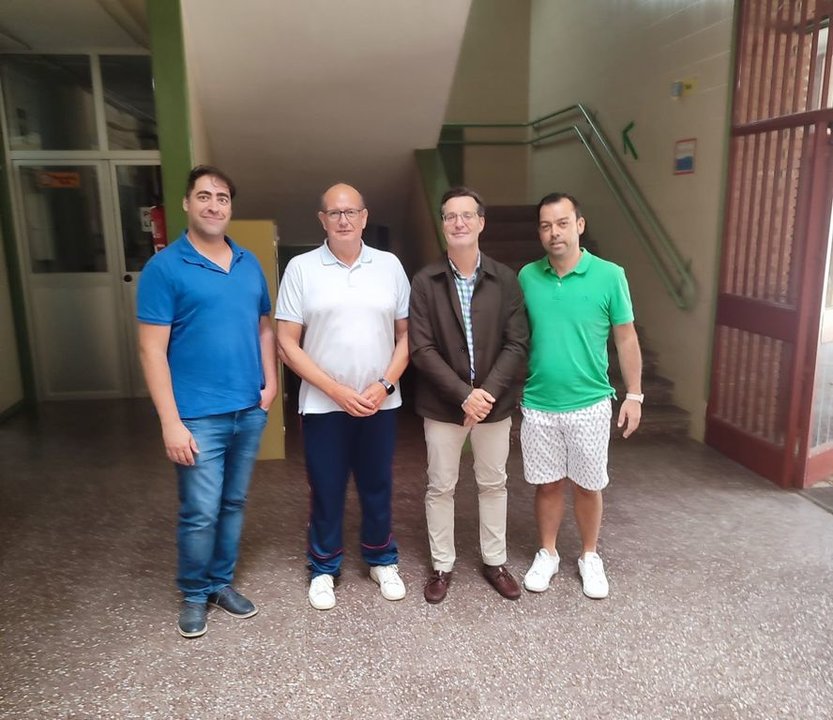 Durante la visita colegio, el alcalde junto a equipo directivo cole