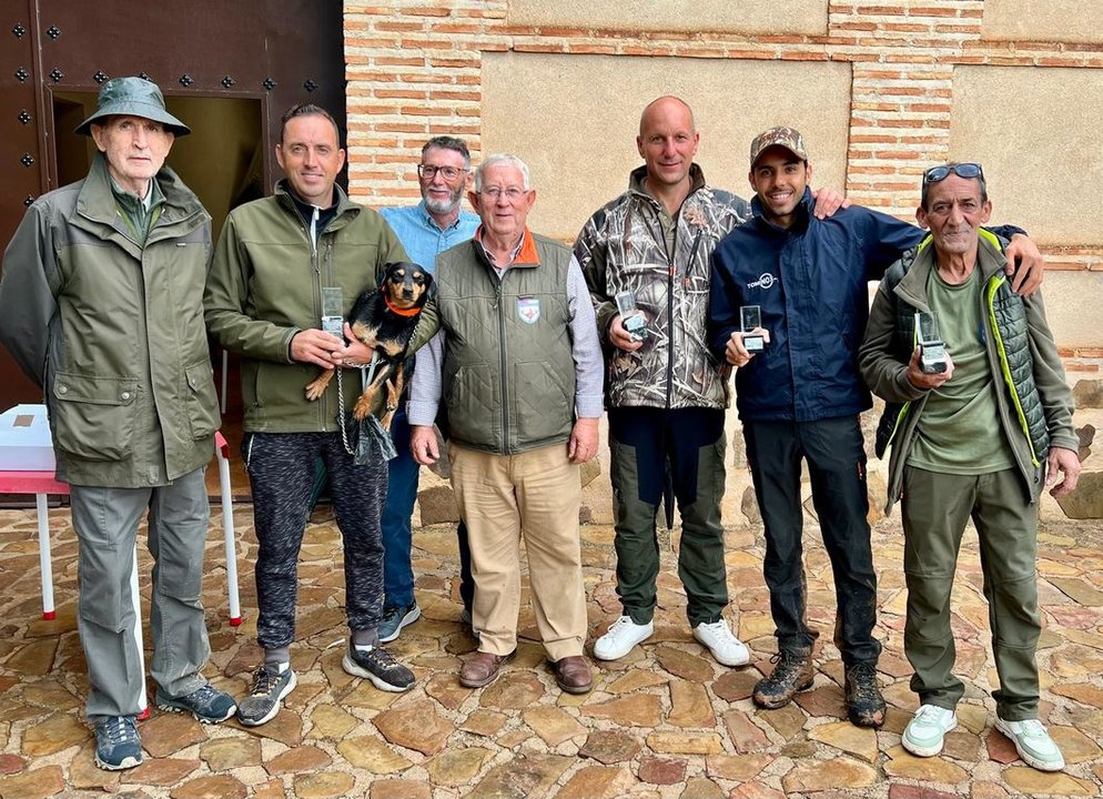 El podium del campeonato provincial, junto al delegado provincial de la Federación de Caza, Manuel Aranda